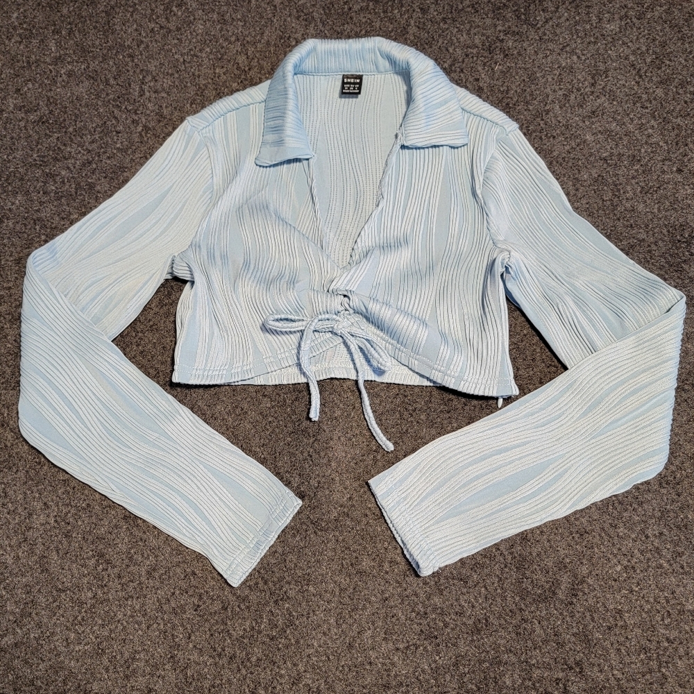 Blue wavy collared crop